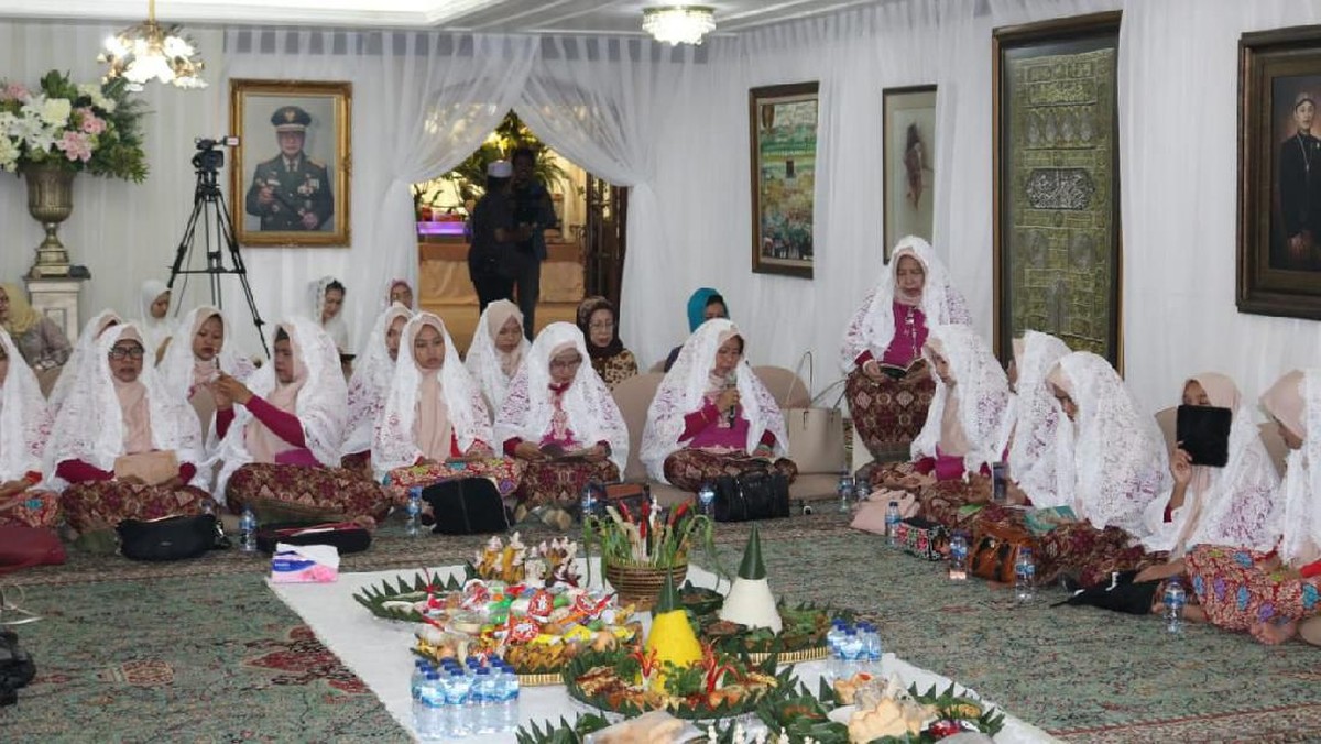 Hari ini Kamis &lpar;13&sol;2&rpar;&comma; segera dilaksanakan pengajian menjelang pernikahan anak ketiga Tutut Soeharto yaitu Danny Rukmana dengan Raiyah Chitra Caesaria&period;