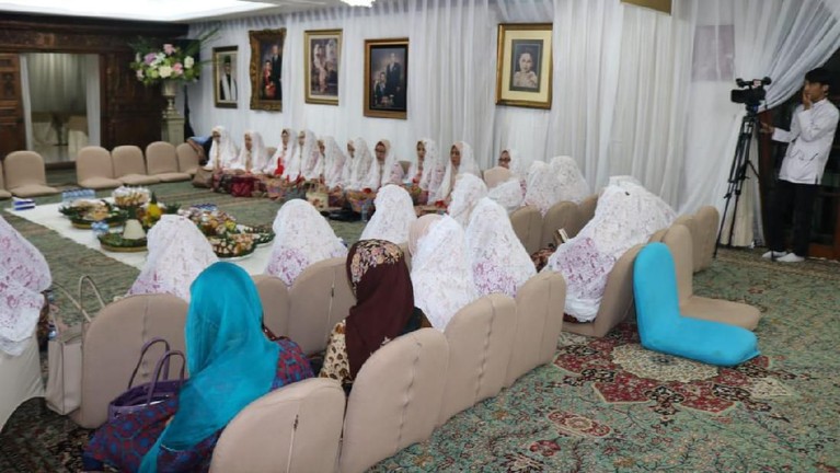 7 Momen Pengajian Pernikahan Putra Ketiga Tutut Soeharto Hari ini Kamis (13/2), segera dilaksanakan pengajian menjelang pernikahan anak ketiga Tutut Soeharto yaitu Danny Rukmana dengan Raiyah Chitra Caesaria.
