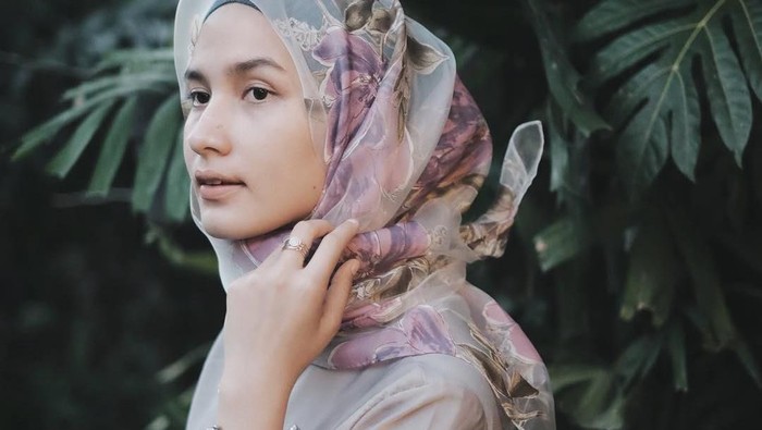 Chic dan Simple, Begini Cara Memakai Hijab Segiempat Untuk Gaya Sehari-hari