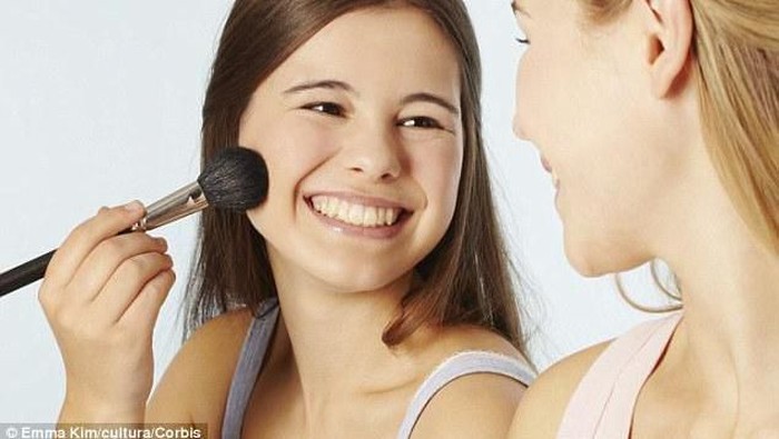 Berbagi Produk Makeup? Boleh, kok! Ini yang Bisa Kamu Coba