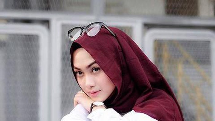 Untuk Hijabers, Warna Lipstick yang Bagus Apa Ya? Untuk Hijabers, Warna Lipstick yang Bagus Apa Ya?
