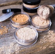 Bagaimana cara memilih shade bedak yang cocok dengan kulit?