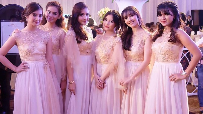Ladies, Ada Rekomendasi Makeup untuk Bridesmaid yang Anti Luntur dan Awet Sepanjang Hari? Help! Ladies, Ada Rekomendasi Makeup untuk Bridesmaid yang Anti Luntur dan Awet Sepanjang Hari? Help!