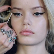 Eyeliner yang bagus dan enggak luntur apa ya?