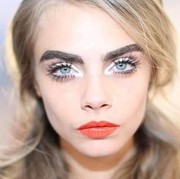 duh, masih ada yang menggunakan alis seperti ini?