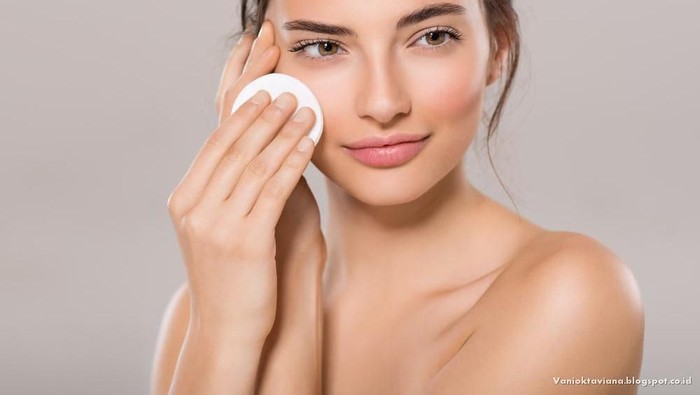 Biar Enggak Touch Up Melulu, yuk Simak Tips Agar Bedak Tahan Lama di Wajahmu