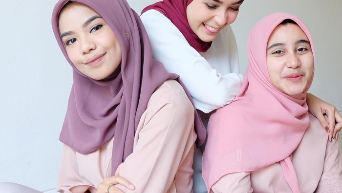 Ini Dia Warna-Warna Hijab yang Bisa Bikin Kulit Wanita Indonesia Terlihat Lebih Cerah