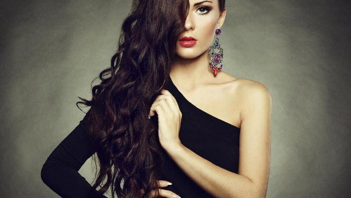 Rekomendasi Warna Makeup yang Sesuai dengan Outfit Gelap