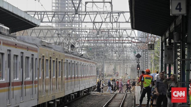 BPTJ ubah jadwal dan ketentuan penumpang pada commuterline, transjakarta, LRT, dan MRT di Jakarta guna cegah penularan corona.