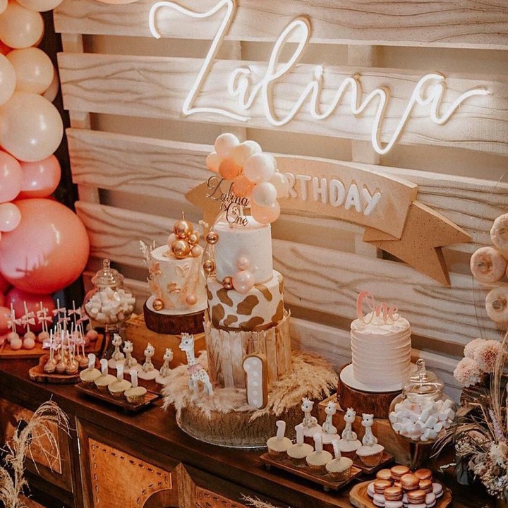 <p>Diungkap Raiasa bahwa konsep ulang tahun Zalina bertema rustic/girly/ safari. Hal itu terlihat dari kue ulang tahun dan berbagai hiasan yang kental akan dekorasi jerapah dan binatang-binatang lain. (Foto: Instagram @ittlethoughtsplanner)</p>