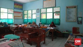 Dilema Guru di Kalijaya, Antara Kelas dan Sawah