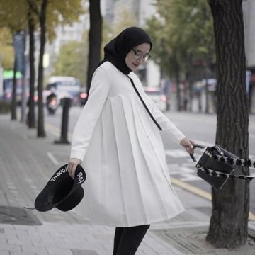 img-title Yuk Intip Tips Padu Padan Atasan Putih untuk Hijabers Agar Tak Membosankan