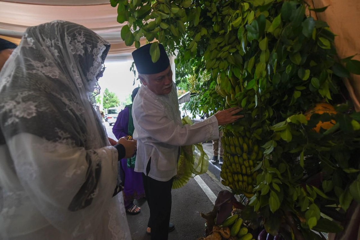 Tutut Soeharto dan Indra Rukmana telah melakukan prosesi Bleketepe di kediamannya&comma; Kamis &lpar;13&sol;2&rpar; untuk pernikahan akan ketiganya&comma; Danny dan seorang pramugari&period;