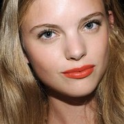 Begini Tips Mendapatkan Sentuhan Sempurna dengan Lipstik Orange