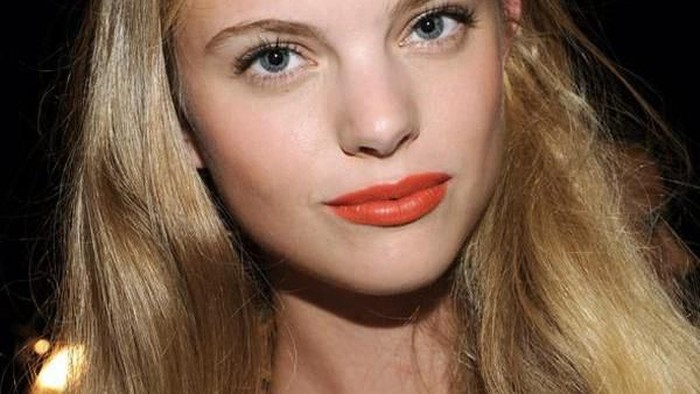 Begini Tips Mendapatkan Sentuhan Sempurna dengan Lipstik Orange