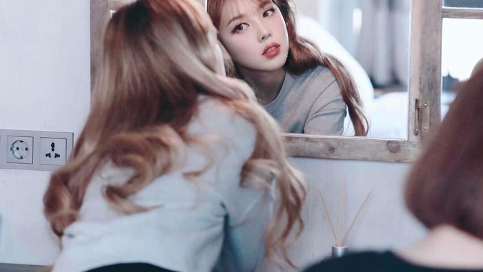 Cuma 5 Menit, Cara Ini Bisa Bantu Samarkan Kantung Mata Saat Harus Makeup di Kantor Lho!