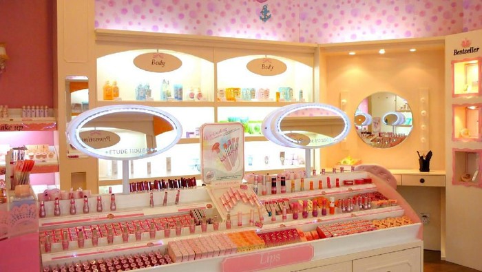 Ladies mau nanya, kenapa ya harga makeup Korea di counter resmi lebih mahal dibanding di online shop??