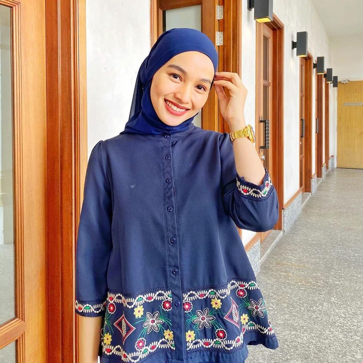 <p>Artis Tya Arifin menikah dengan pebisnis asal Malaysia yang merupakan anak sambung dari Siti Nurhaliza, Asyraf Khalid pada November 2015. Tya kini tinggal di Malaysia bersama sang suami dan kedua anaknya. (Foto: Instagram @tyaarifinnw)</p>