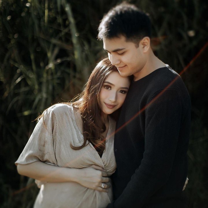 <p><strong>Adzana Bing Slamet dan Rizky Alatas</strong>   Adzana dan Rizky sempat beradu akting dalam sinetron Tiba-tiba Cinta. Adzana dan Rizky menikah pada Juli 2018. Saat ini, keduanya sudah memiliki seorang anak. Adzana baru saja melahirkan pada Desember lalu. (Foto: Instagram @adzanabs)</p>