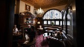 FOTO: Kongko di Bar Langganan The Beatles John Lennon pernah mengeluh bahwa hal terburuk menjadi anggota The Beatles adalah ia tak lagi bebas minum di bar ini.