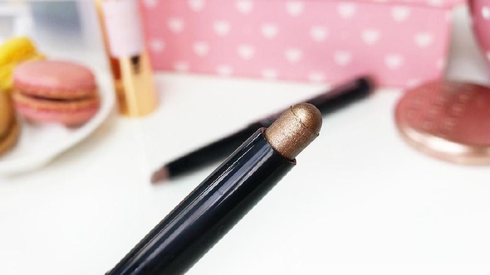 Mau Bikin Eye Makeup yang Gampang? Cobain Stick Eyeshadow yuk!