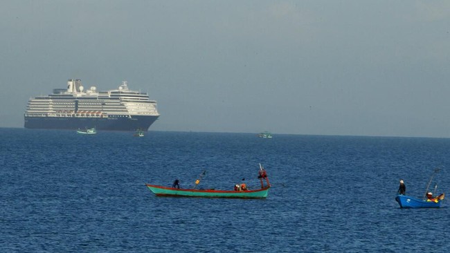Kapal pesiar Amerika Serikat ditolak masuk oleh lima negara karena kekhawatiran virus corona, dan akhirnya berlabuh di Kamboja.