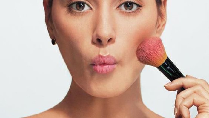 Begini Cara Pemakaian Blush On Supaya Nggak Terlihat Too Much!