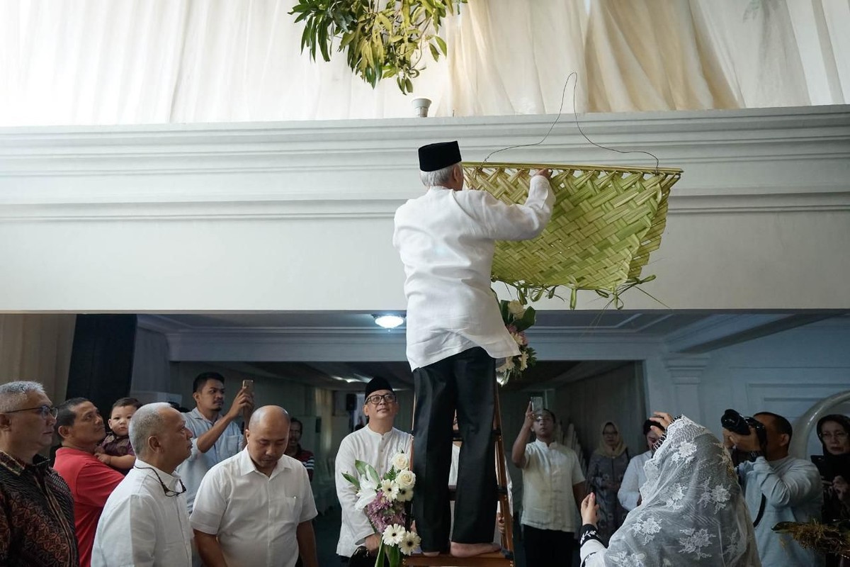 Tutut Soeharto dan Indra Rukmana telah melakukan prosesi Bleketepe di kediamannya&comma; Kamis &lpar;13&sol;2&rpar; untuk pernikahan akan ketiganya&comma; Danny dan seorang pramugari&period;