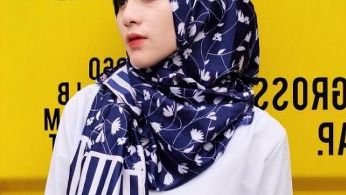 Percantik Gaya Muslimahmu dengan Hijab Motif Floral ala Selebgram