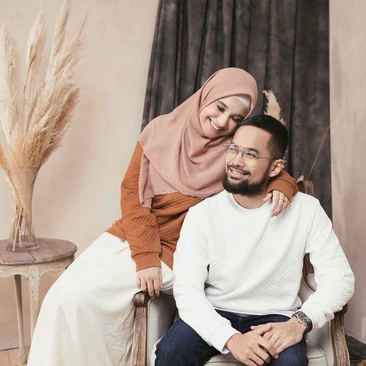 <p><strong>Shireen Sungkar dan Teuku Wisnu</strong><br /><br />Shireen Sungkar dan Teuku Wisnu pernah beradu akting di sinetron Cinta Fitri. Shireen dan Wisnu berperan sebagai suami istri dalam sinetron tersebut. Mereka kemudian menikah dan memiliki tiga orang anak. (Foto: Instagram @shireensungkar)</p>