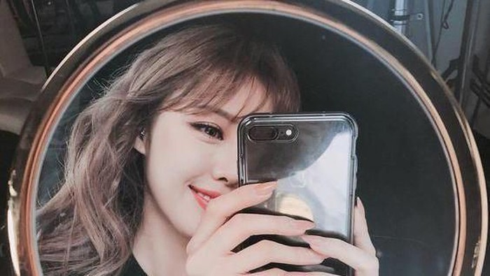 Sedang Hits, Ini Dia Tips Terlihat Cantik Saat Mirror Selfie!