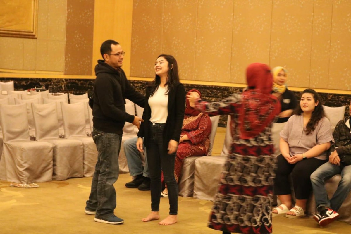 Putra Tutut Soeharto akan menikahi kekasihnya&period; Kemarin &lpar;12&sol;2&rpar; keduanya terlihat sedang melakukan gladi resik untuk acara pernikahan mereka di Hotel Mulia&period;