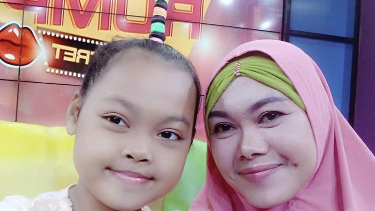 Misca Mancung bersama ibu dan adiknya hidup menderita usai uang tabungan syuting ludes gara-gara ulah ayahnya. Sempat terusir hingga tinggal di kontrakan petak.