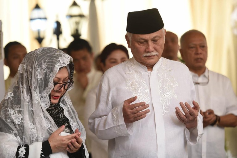 Tutut Soeharto dan Indra Rukmana telah melakukan prosesi Bleketepe di kediamannya, Kamis (13/2) untuk pernikahan akan ketiganya, Danny dan seorang pramugari.