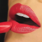 Coba Trik Lip Selfie ala Beauty Blogger untuk Swatch Lipstick yang Lebih Keren