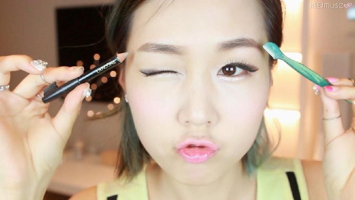 Bagaimana sih caranya supaya bisa punya alis yang lurus dan natural ala cewe korea? Help me.. Bagaimana sih caranya supaya bisa punya alis yang lurus dan natural ala cewe korea? Help me..