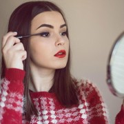 Apa sih maskara yang awet seharian dan gak luntur kalau terkena air? Bantu ya ladies...