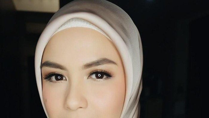 Tetap Cantik dengan Makeup Natural, Ikuti Inspirasi Makeup Revalina S Temat Ini yuk!