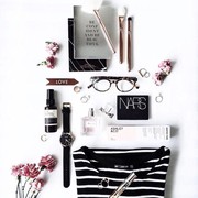 Trik Mengambil Foto Flat Lay yang Cantik untuk Feed Instagram yang Lebih Keren
