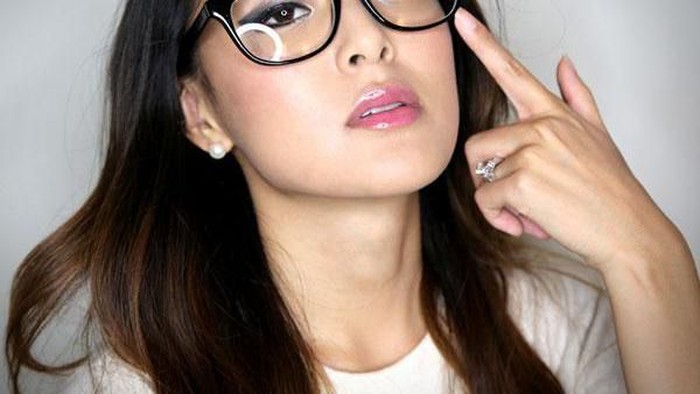 Ada Trik Khusus Makeup Enggak Sih untuk Wanita Berkacamata? Ada Trik Khusus Makeup Enggak Sih untuk Wanita Berkacamata?