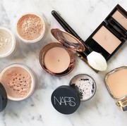 Untuk Kulit Berjerawat Lebih Baik Pakai Bedak Tabur Atau Padat?