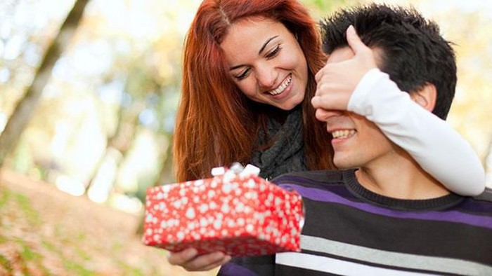 Bingung Mencari Kado Untuk Si Dia? Ini 4 Kado Yang Paling Disukai Pria!