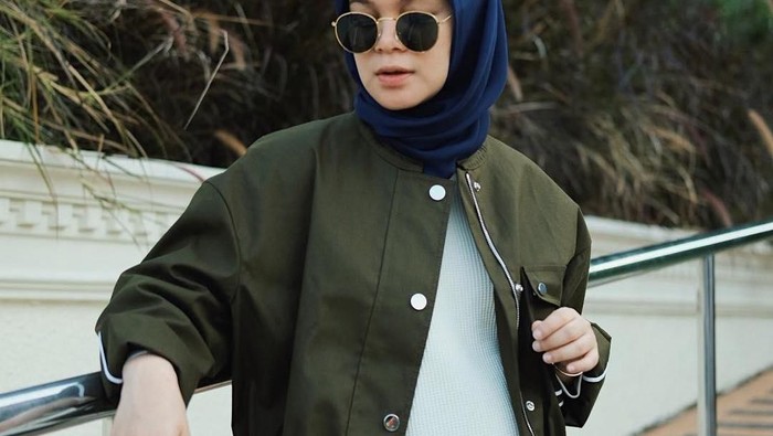 Ladies, Jangan Kalah Stylish dengan Gaya Bumil Tantri Namirah yang Kece Badai ini!