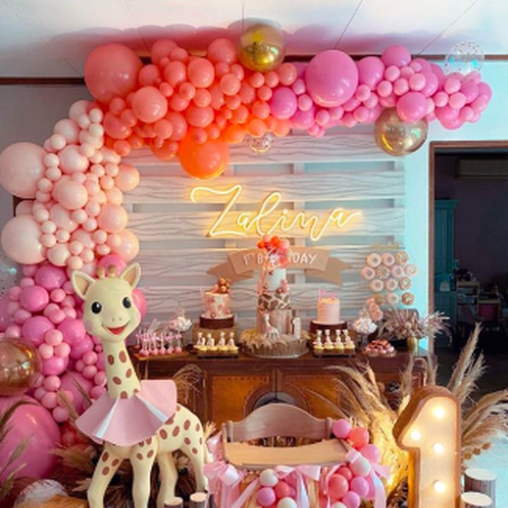 <p>Konsep lain yang tak kalah menarik, di tengah-tengah di letakkan kursi yang didekor dengan balon dan pita pink. Mengingat Zalina masih berumur satu tahun, jadi dipilih kursi yang desainnya seperti baby chair. (Foto: Instagram @olaharika)</p>
