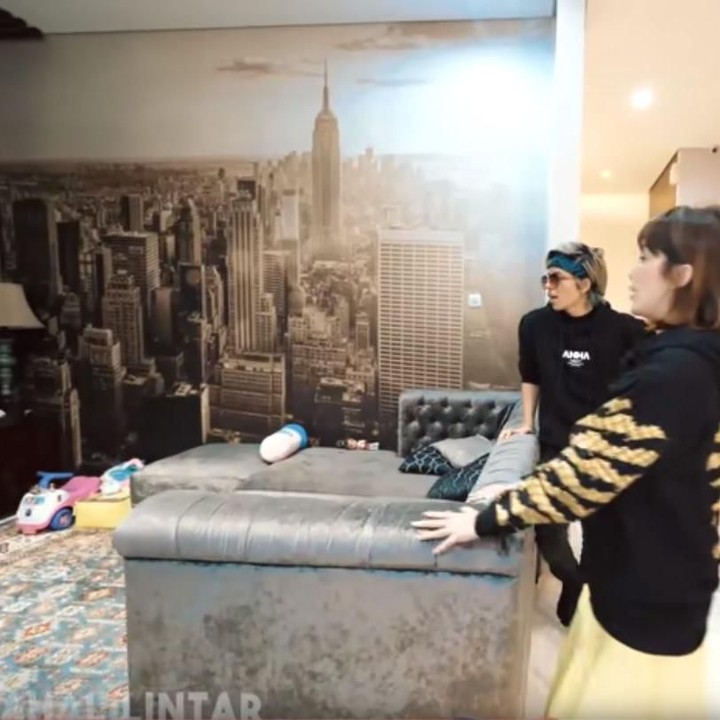 <span style="color: #500050; font-family: Arial, Helvetica, sans-serif; font-size: small;">Ruangan untuk bersantai ini sengaja diberi wallpaper perkotaan, agar rasanya seperti berada di apartemen. (Foto: YouTube @attahalilintar)</span>