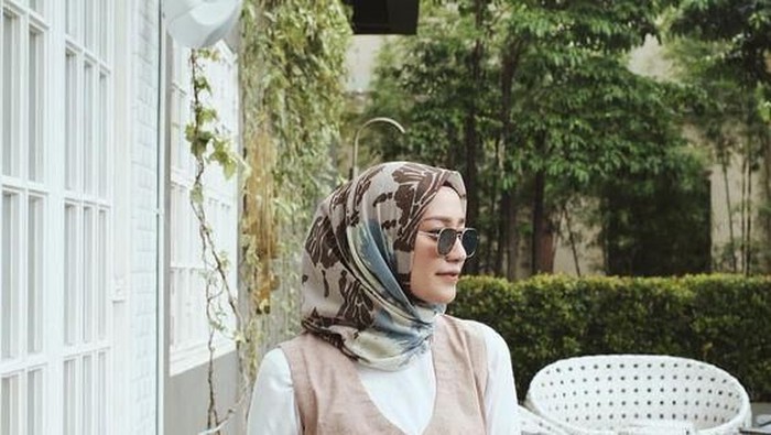 Cobain yuk, Gaya Atasan Hijab Berpita yang Lagi Hits Banget!