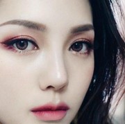 Pakai Eyeshadow Warna Merah, Yes or No?