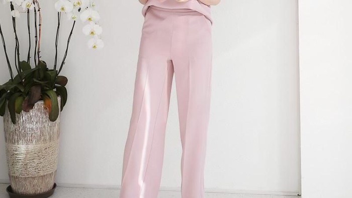 Chic and Sweet! Intip Mix and Match Celana Warna Peach Ini, yuk