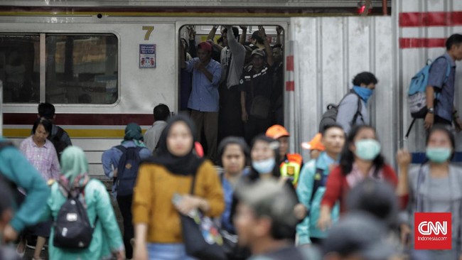Warga emoh tinggalkan KRL meski disebut Anies Baswedan berisiko tinggi menularkan virus corona karena cepat dan murah.