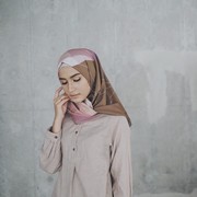 Buat kondangan, lebih bagus hijab voal atau organza?